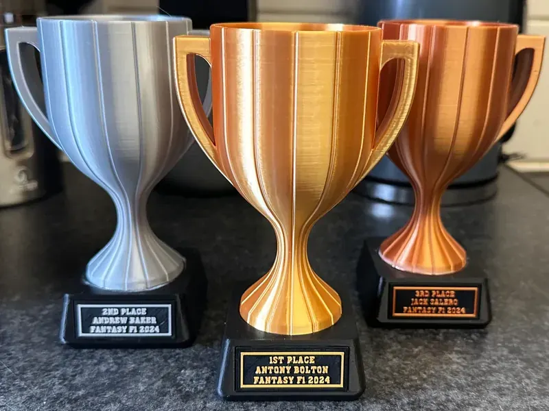 Trofeo con nombre (foto de referencia)